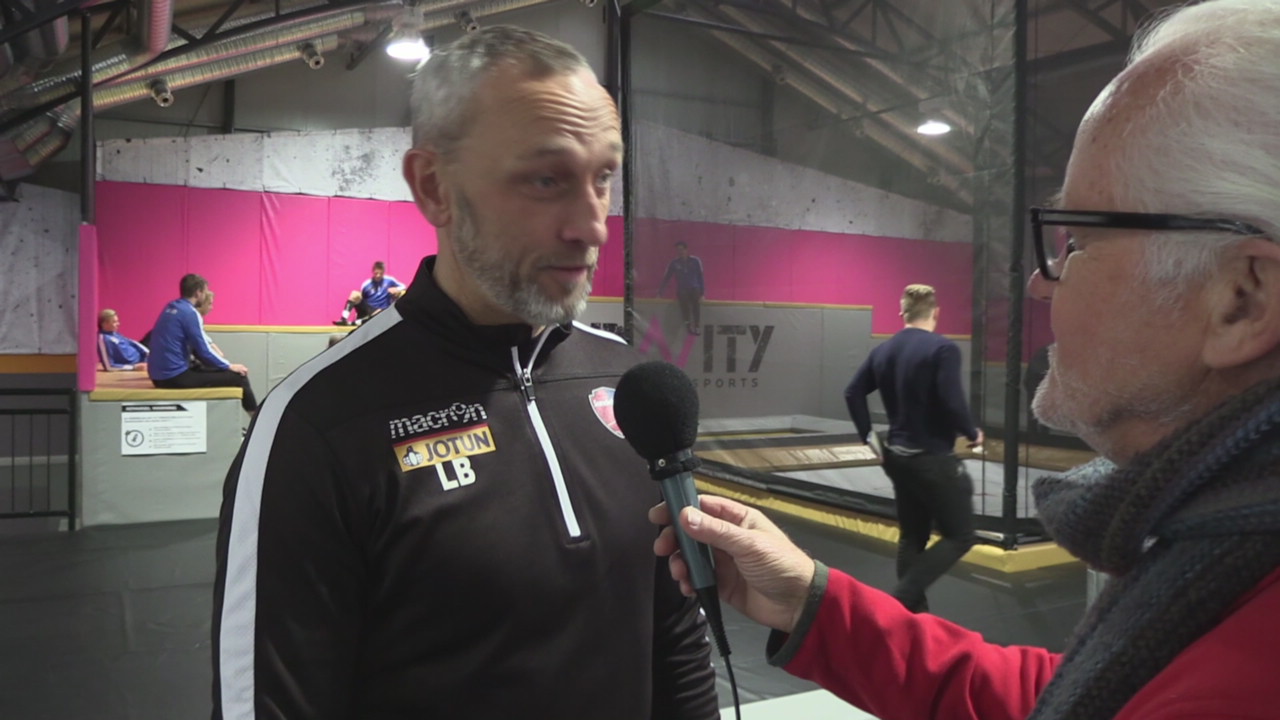 Tok med spillerne til trampolinepark